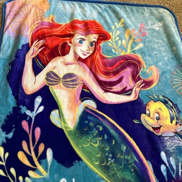 BNWOT Disney Princess The Little Mermaid “Wave Maker” sherpa throw blanket! - Picture 4 of 9